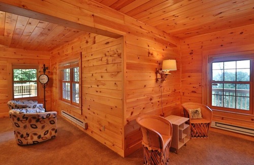 Waynesville House | Log Lodge, Breathtaking Views, Hot Tub, Fire Pit, Wifi