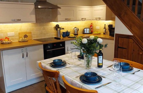 Hawes Cottage | Logburner/Inglenook Fireplace. Dogs Welcome, By A Great Pub & The Pennine Way.
