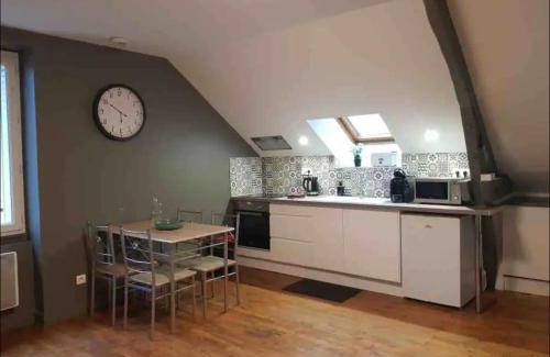 Brive-la-Gaillarde Apartment | Logement à Brive, proche centre-ville et gare, avec climatisation - internet fibre - Stationnements gratuit