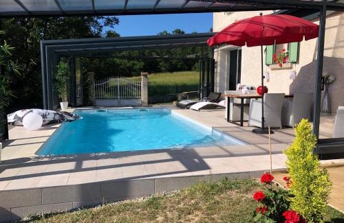 Estivareilles Apartment | logement avec piscine couverte chauffée d'avril à octobre et spa privatifs, vue