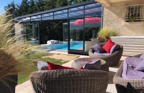 Estivareilles Apartment | logement avec piscine couverte chauffée d'avril à octobre et spa privatifs, vue