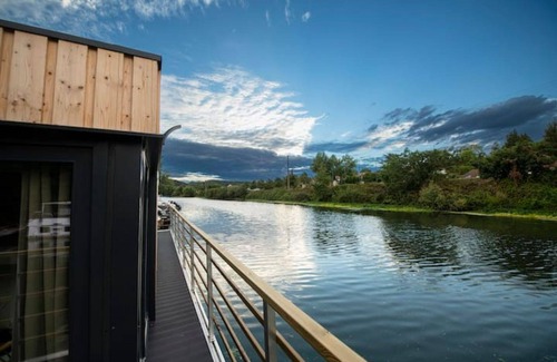 Bennecourt Boat Rental | Logement Flottant Atypique "Le Tribord"