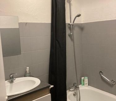 Saint-Maurice-de-Beynost Apartment | Logement entier - 2 Chambres - Parking privé - 15 min Lyon et Aéroport