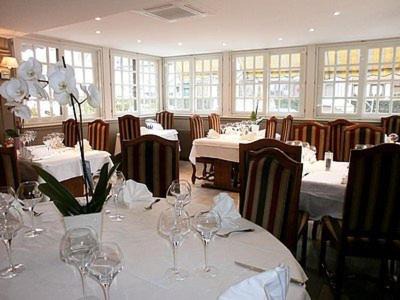 Crevecoeur-en-Auge Hotel | Logis hôtel restaurant Auberge Du Cheval Blanc