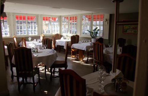 Crevecoeur-en-Auge Hotel | Logis hôtel restaurant Auberge Du Cheval Blanc