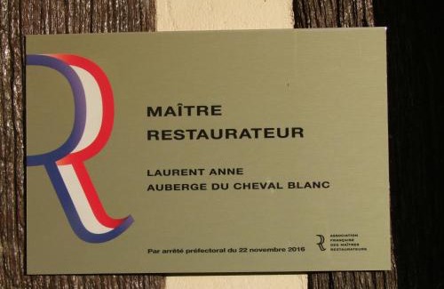 Crevecoeur-en-Auge Hotel | Logis hôtel restaurant Auberge Du Cheval Blanc