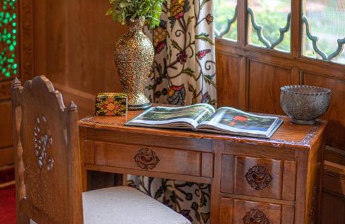 Nagin Bagh Boat Rental | LohonoStays Harmukh Houseboat