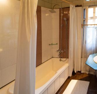Nagin Bagh Boat Rental | LohonoStays Harmukh Houseboat