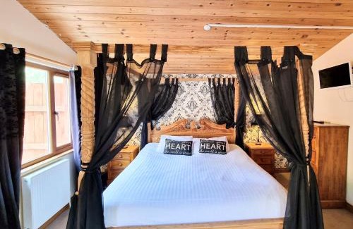 Kelty Ski Chalet | Lomond 2 with Private Hot Tub - Fife - Loch Leven - Lomond Hills