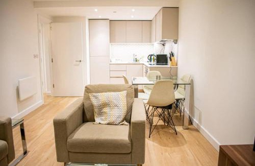 Whittington Apartment | London - Apartment - Sleeps 2 - Garden - Pool
