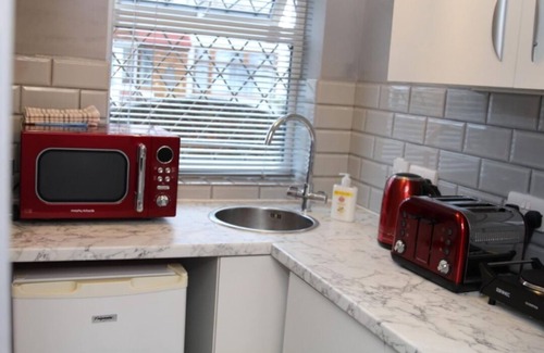 Havering Apartment | LONDON apartment with PRIVATE HOT TUB, SAUNA & GYM!