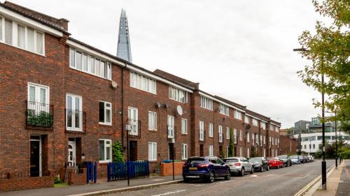 Chaucer House | London Bridge 3 Bedroom House with reception room, office and private garden