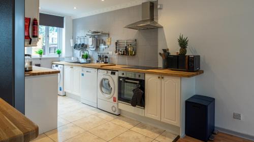 Chaucer House | London Bridge 3 Bedroom House with reception room, office and private garden
