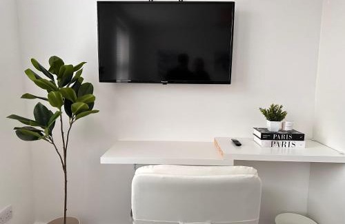 Newham Apartment | London Cosy 2 Bedroom Modern Suite Central, Excel, Stratford Wanstead Sleeps 4