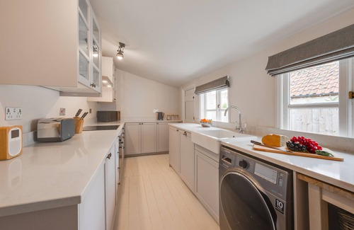 Halesworth House | London Cottage - Two Bedroom House, Sleeps 4