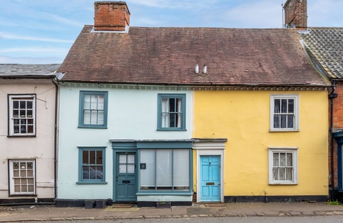 Halesworth House | London Cottage - Two Bedroom House, Sleeps 4