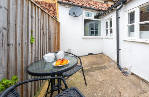 Halesworth House | London Cottage - Two Bedroom House, Sleeps 4
