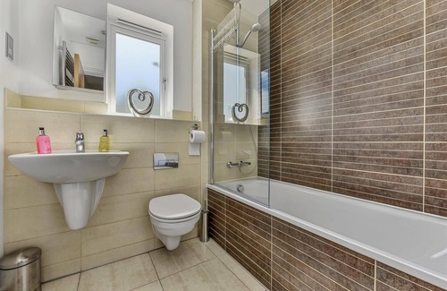 Stanwell House | London Heathrow Living Holywell Serviced House C - 4 bedrooms - 9 beds