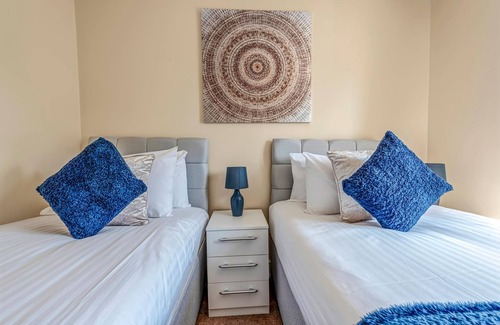 Stanwell House | London Heathrow Living Holywell Serviced House C - 4 bedrooms - 9 beds