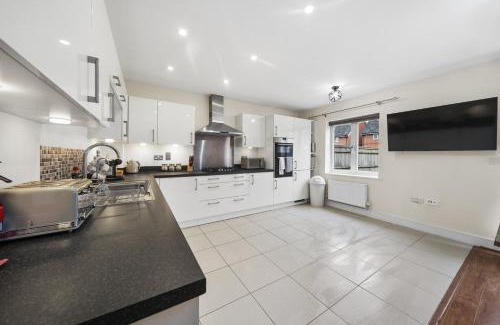Stanwell Apartment | London Heathrow Living Holywell Serviced Houses - 3 and 4 bedrooms By Ferndale