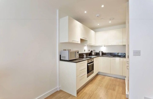 Slough Condo | London in 15 mins - 15 mins to Heathrow Airport