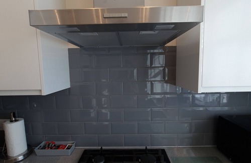 Clayhall Apartment | London Luxury 3 Bed Sleeps up to 12 guests, 1 min to Redbridge Stn Free Parking