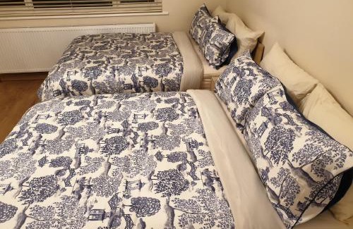 Clayhall Apartment | London Luxury 3 Bedroom Flat 1min walk from Underground, with FREE PARKING Sleeps x10