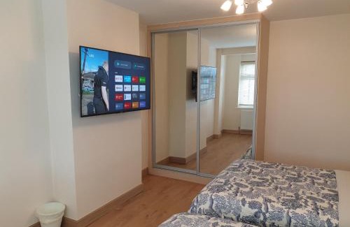 Clayhall Apartment | London Luxury 3 Bedroom Flat 1min walk from Underground, with FREE PARKING Sleeps x10