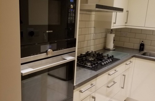 Clayhall Apartment | London Luxury 4 Bedroom with 4 On suite Bathrooms and Free Parking Close to Tube