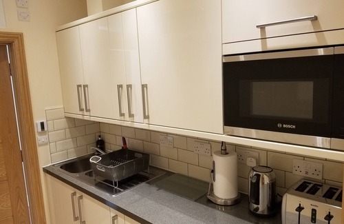 Clayhall Apartment | London Luxury 4 Bedroom with 4 On suite Bathrooms and Free Parking Close to Tube