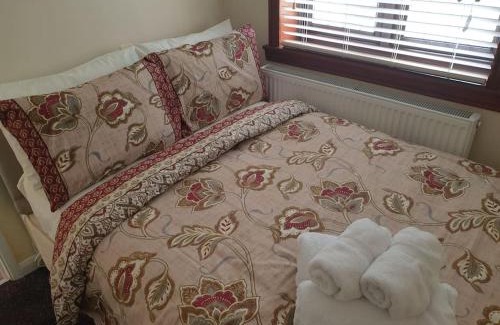 Hainault House | London Luxury 6 Bedroom Family House Sleeps 12 people Parking for 4 Cars Close to tube.