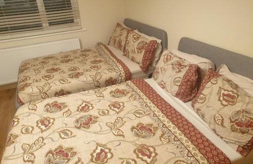 Clayhall Apartment | London Luxury Apartment 3 Bed 1 minute walk from Redbridge Stn Free Parking