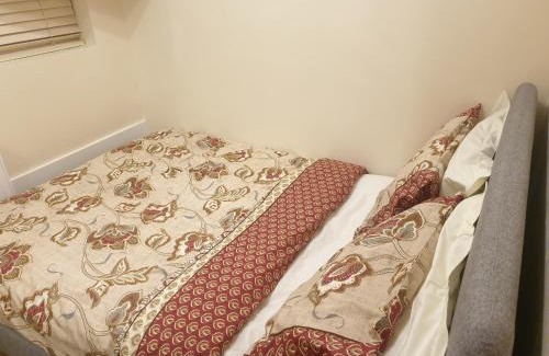 Clayhall Apartment | London Luxury Apartment 3 Bed 1 minute walk from Redbridge Stn Free Parking