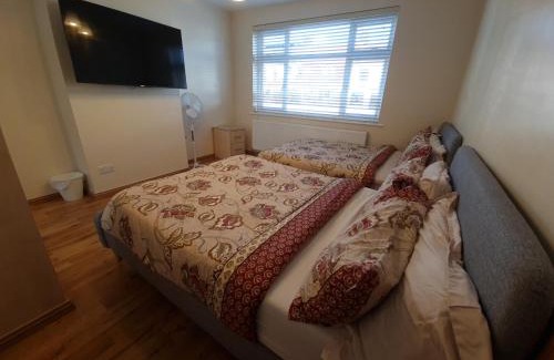Clayhall Apartment | London Luxury Apartment 3 Bed 1 minute walk from Redbridge Stn Free Parking