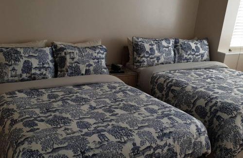 Clayhall Apartment | London Luxury Apartment 3 Bed 1 minute walk from Redbridge Stn Free Parking