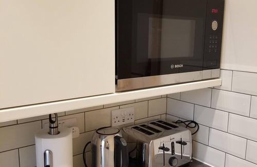 Clayhall Apartment | London Luxury Apt - Mayflower 1min Walk from Tube Redbridge Station