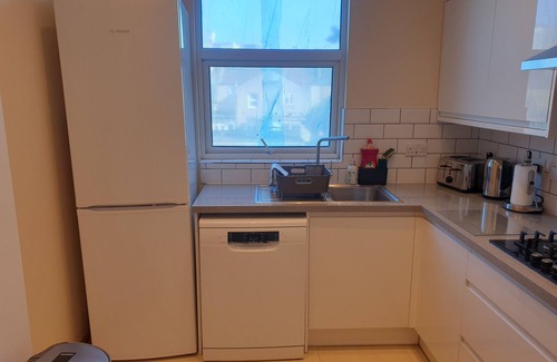 Clementswood Apartment | London Luxury Spacious 2 Bedroom Apartment 5 mins to Ilford Station