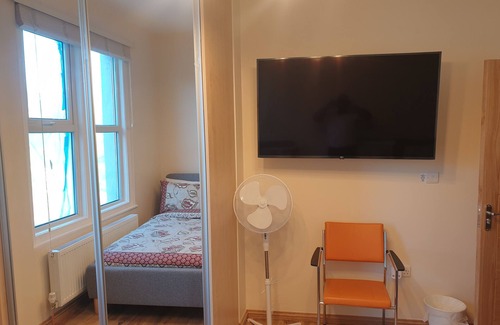 Clementswood Apartment | London Luxury Spacious 2 Bedroom Apartment 5 mins to Ilford Station