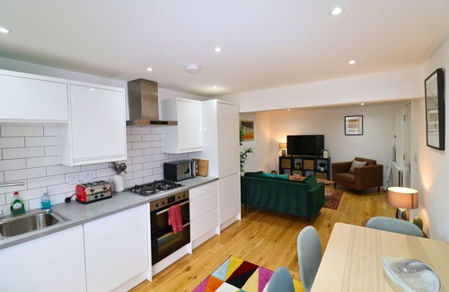 Pollards Hill Apartment | London Mitcham Stunning Two Bedroom Apartment