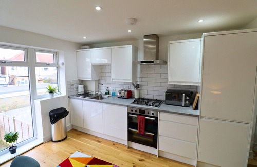 Pollards Hill Apartment | London Mitcham Stunning Two Bedroom Apartment