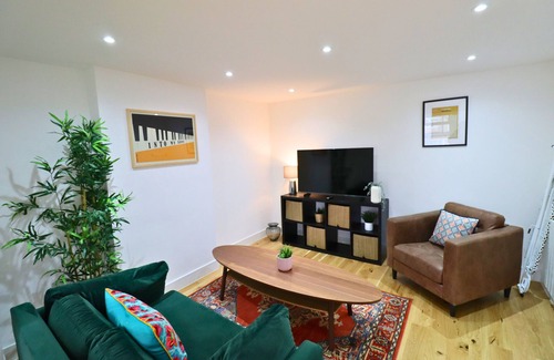 Pollards Hill Apartment | London Mitcham Stunning Two Bedroom Apartment