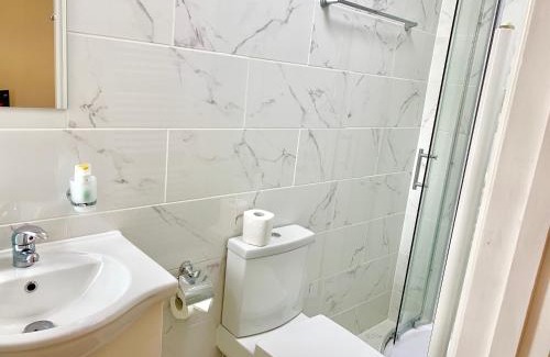 Newbury Apartment | London Studio Apartments, Private Bathroom, Kitchenette, Parking, NP6