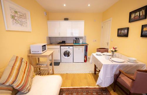 Edgware Apartment | London VEGETARIAN Smoke & Pet Free En-suite with EV parking