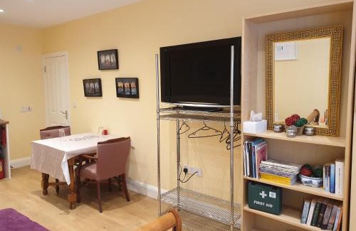 Edgware Apartment | London VEGETARIAN Smoke & Pet Free En-suite with EV parking