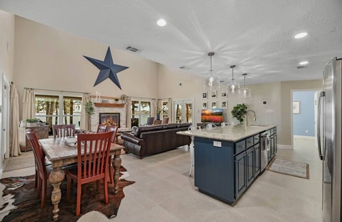 Trinity House | Lone Star Peninsula- Stunning Waterfront Retreat