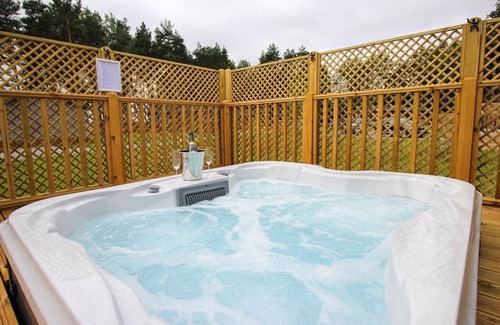 Ryther Apartment | Long Lane Lodge - Lodge with Hot Tub