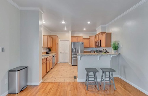 Martha Jefferson House | Long Street Cottage - 5 bdrm/3.5 bath - North Downtown