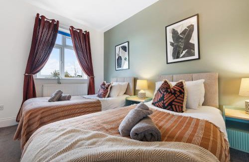 Waterlooville House | LONG TERM STAY SPECIAL OFFER AVAILABLE! 5-Bedroom Spacious, Stunning Design, Sociable Areas & Cosy House Near South Downs Park, Sleeps 11 with GAMES Room, PRIVATE PARKING and GARDEN - by Blue Puffin Stays