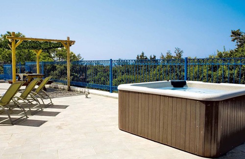 Agios Georgios Pegeias House | Look forward to a peaceful location in this whitewashed villa in the lovely St George/Coral Bay area