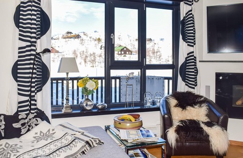 Ustaoset Apartment | Look forward to an enchanting mountain panorama in this cozy vacation apartment.